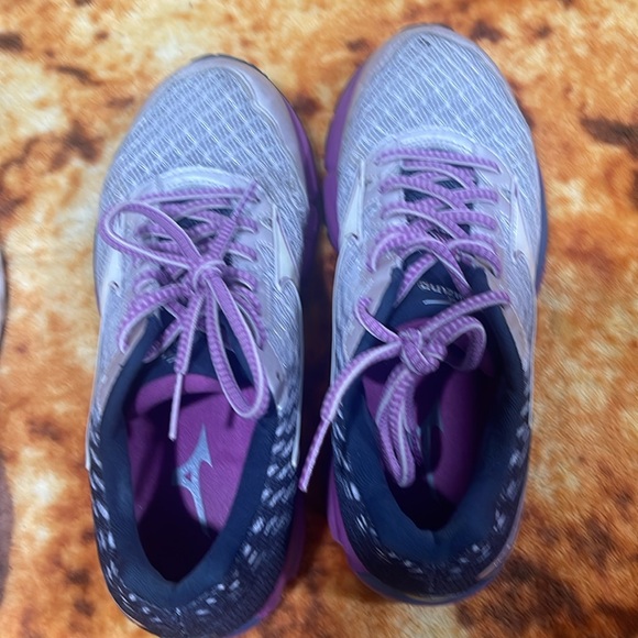 Two pairs of running shoes size 7 ASICS and Mizuno - Picture 5 of 9